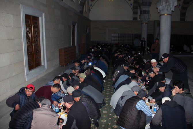 TİKA, Kırgızistan'da İmam Serahsi Camisi'nde 2 bin kişilik iftar verdi