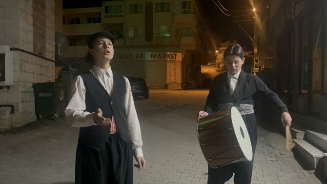 Yalova'da ramazan davulcusu lise öğrencileri köylüleri sahura kaldırıyor