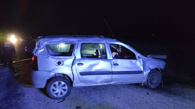Adana'da toprak yığınına çarpan otomobilin sürücüsü öldü