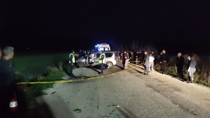Adana'da toprak yığınına çarpan otomobilin sürücüsü öldü