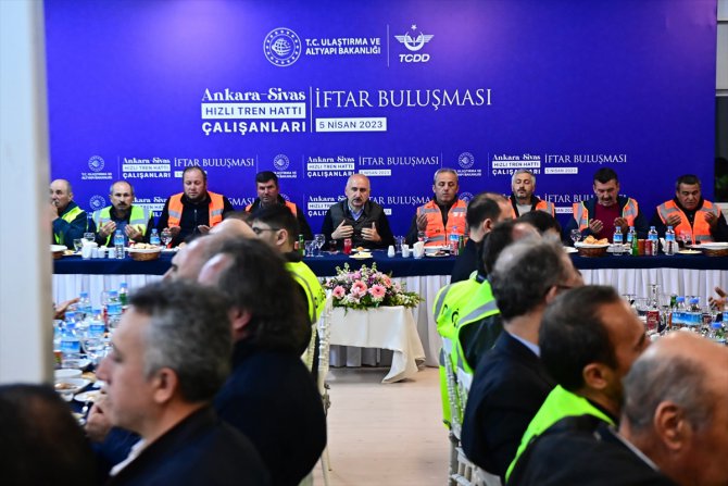 Bakan Karaismailoğlu, Ankara-Sivas Hızlı Tren Hattı çalışanlarıyla iftar yaptı