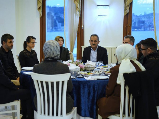 Bakan Özer, depremzede öğretmenlerle İstanbul'da bir araya geldi