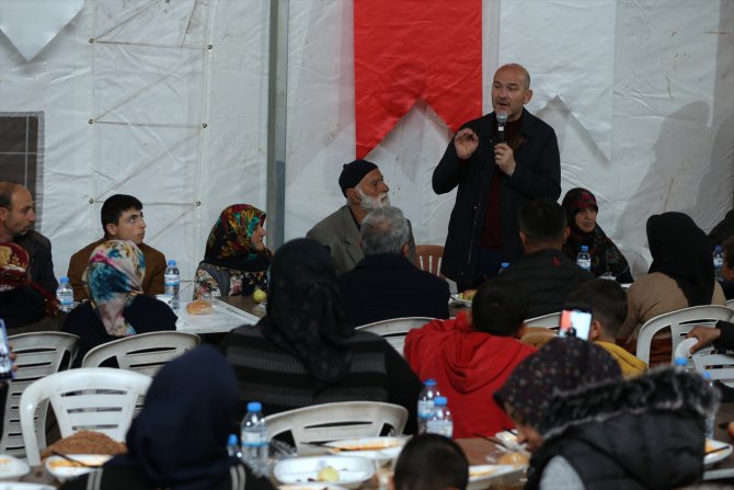 Bakan Soylu, Pazarcık'ta depremzedelerle iftar yaptı