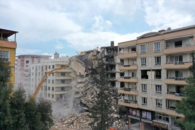 Depremden etkilenen İslahiye'de ağır hasarlı binaların yıkımı sürüyor