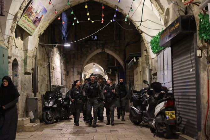 İsrail polisi, Mescid-i Aksa baskınında 200 Filistinliyi gözaltına aldı