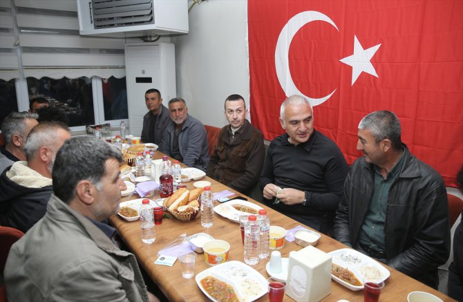 Kültür ve Turizm Bakanı Ersoy, Malatya'da depremzedelerle iftar programında buluştu: