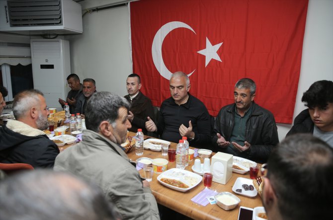Kültür ve Turizm Bakanı Ersoy, Malatya'da depremzedelerle iftar programında buluştu: