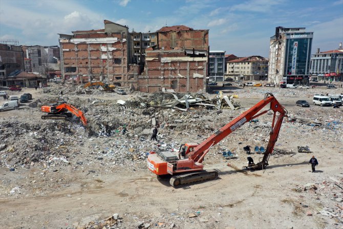 Malatya'da "kentin kalbi" olarak nitelenen iş yerlerindeki yıkıntı dronla görüntülendi