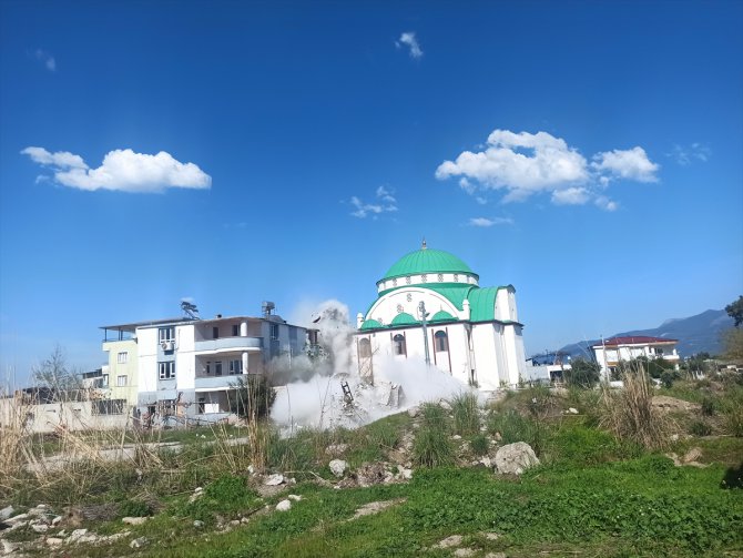 Osmaniye'de depremde hasar gören minare kontrollü yıkıldı