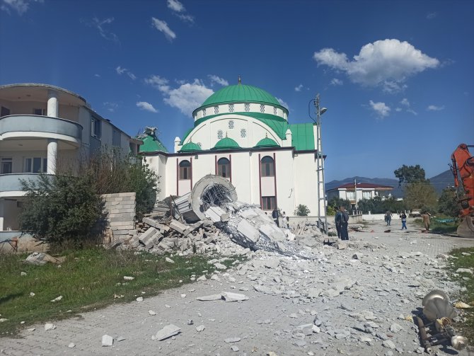 Osmaniye'de depremde hasar gören minare kontrollü yıkıldı