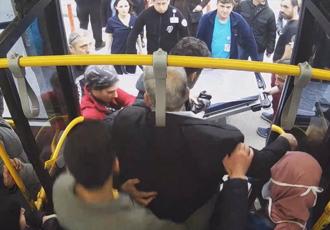 Sakarya'da belediye otobüsü şoförü, rahatsızlanan yolcuyu hastaneye yetiştirdi
