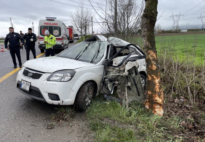 Sakarya'da yol kenarındaki ağaca çarpan otomobilin sürücüsü öldü