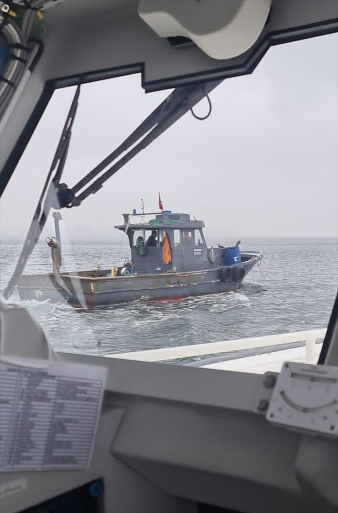 Sarayburnu'nda kaçak su ürünleri avcılığı yapan trol teknesine el konuldu
