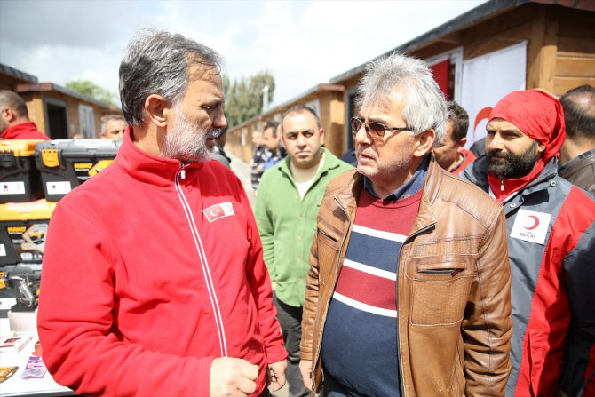 Türk Kızılay, Hatay'da 193 depremzede esnafa takım çantası dağıttı