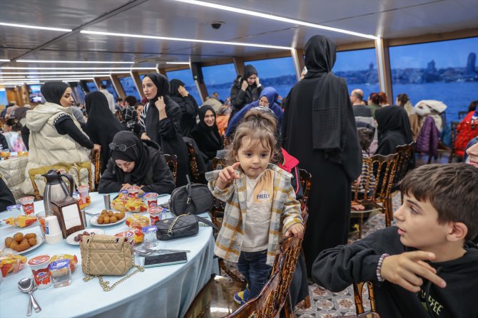 Üsküdar'da 300 depremzede Boğaz turunda iftar yaptı