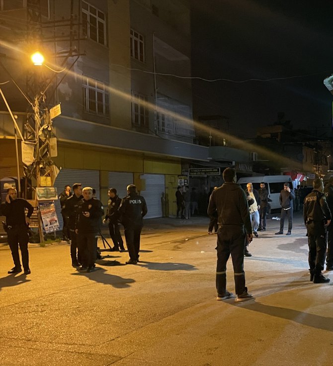 Adana'da iki aile arasında çıkan kavgada 2 kişi silahla yaralandı