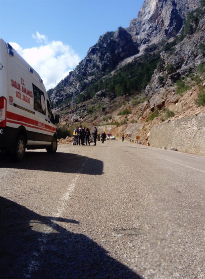 Adana'da üzerine kaya devrilen otomobildeki 4 öğretmen hayatını kaybetti