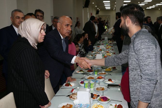 Bakan Kirişci, Aydın'da misafir edilen depremzedelerle iftar yaptı