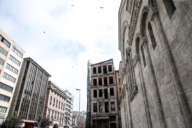 GÜNCELLEME - Beyoğlu'nda yıkılma riski bulunan tarihi metruk binada kısmi çökmeler yaşanıyor