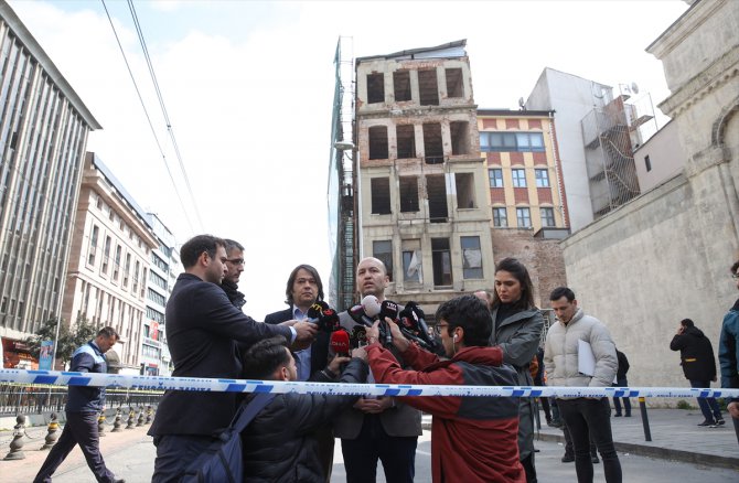 GÜNCELLEME 2 - Beyoğlu'nda yıkılma riski bulunan tarihi metruk binada kısmi çökmeler yaşanıyor
