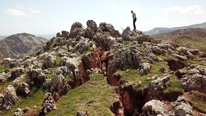 Depremlerin yıktığı Adıyaman'da derin yarık oluşan tepe görüntülendi