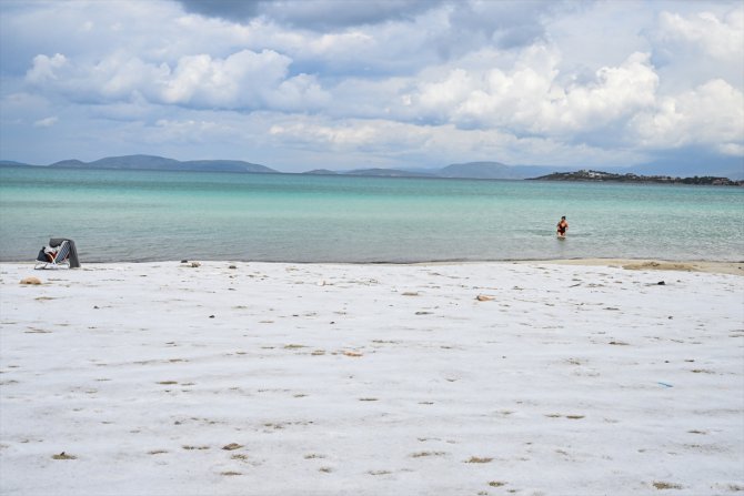 GÜNCELLEME 2 - Dolunun etkili olduğu Çeşme'de plajlar beyaza büründü