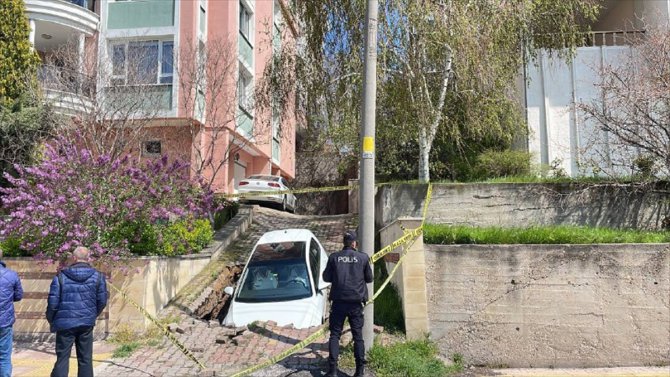 Edirne'de otomobil çöken yolda oluşan çukura düştü