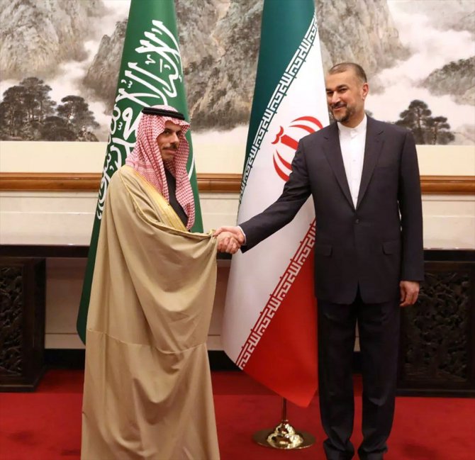 İran Dışişleri Bakanı, Suudi Arabistanlı mevkidaşıyla olumlu bir görüşme yaptıklarını belirtti