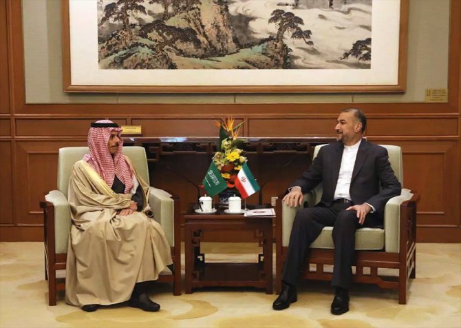 İran Dışişleri Bakanı, Suudi Arabistanlı mevkidaşıyla olumlu bir görüşme yaptıklarını belirtti