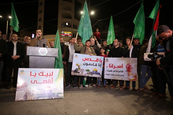 Gazze'de teravih namazının ardından İsrail güçlerinin Mescid-i Aksa baskını protesto edildi