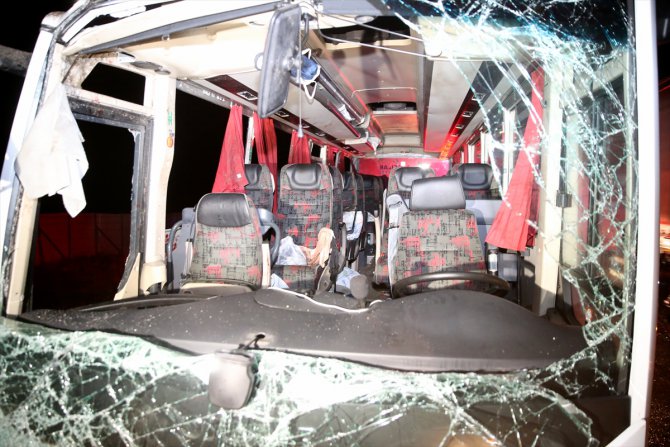 GÜNCELLEME - Kayseri'de devrilen yolcu otobüsündeki 3 kişi öldü, 19 kişi yaralandı