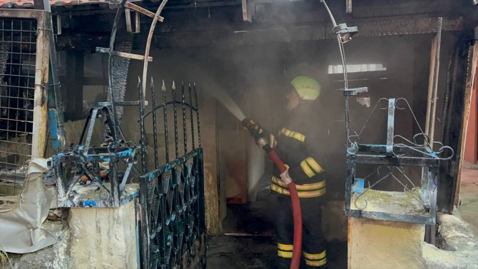 Kocaeli'de 4 katlı binada çıkan yangında 2 kişi dumandan etkilendi