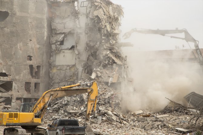 Malatya'da bina yıkım ve enkaz kaldırma çalışmaları sürüyor