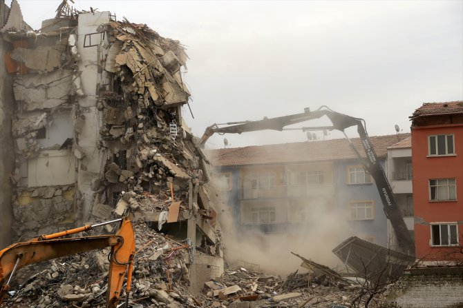 Malatya'da bina yıkım ve enkaz kaldırma çalışmaları sürüyor