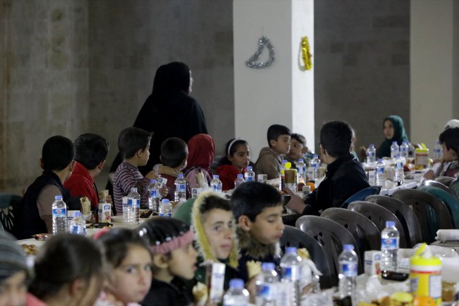 Suriye'de yetimler "Dünya Yetimler Günü"nde iftarda buluştu