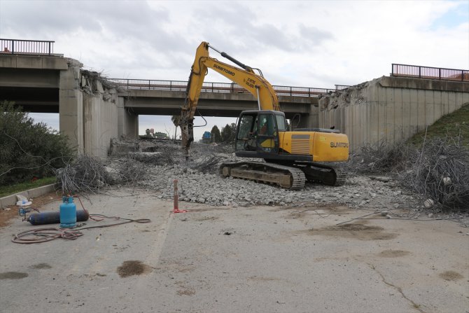 Adana-Mersin kara yolunda hasar gören üst geçit onarılıyor