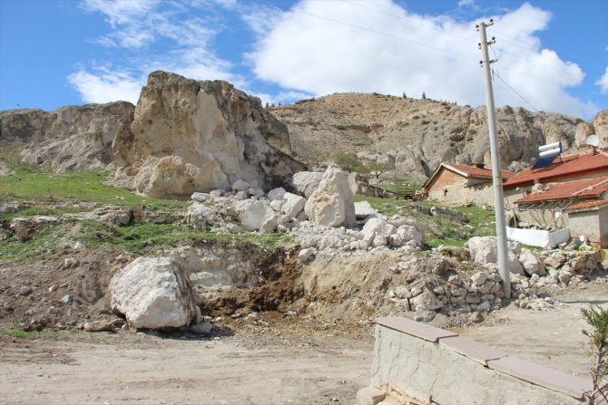 Afyonkarahisar'da kopan kaya parçaları tedirginliğe neden oldu