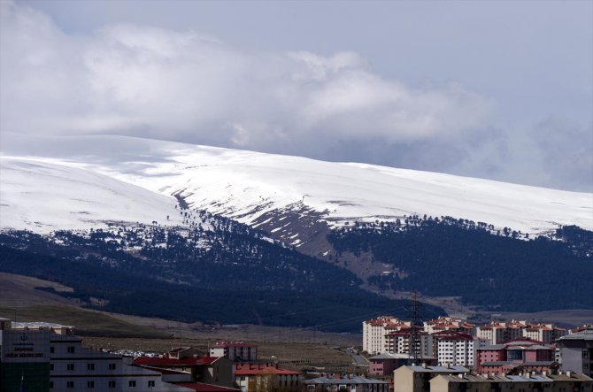 Erzurum, Kars ve Ardahan'da aralıklarla kar etkili oldu