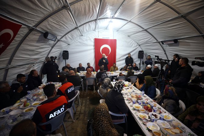 Bakan Soylu, Kahramanmaraş'ta depremzedelerle iftarda buluştu: