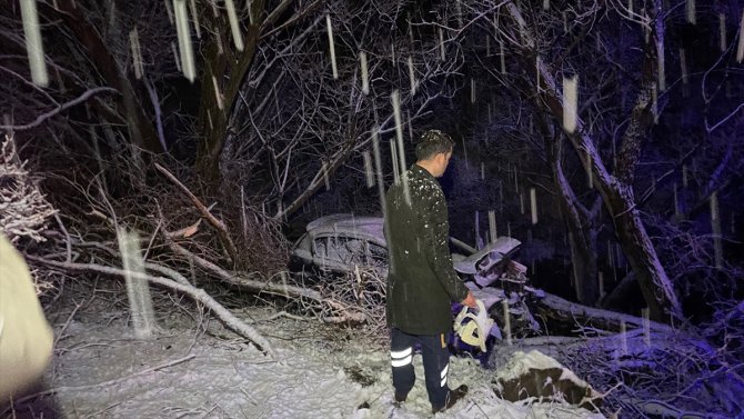 Bayburt'ta devrilen otomobildeki 1'i çocuk 3 kişi öldü