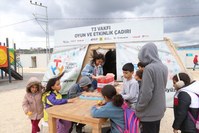 Çadır kenttekilerin "Meltem ablası" afetzede çocukların gönlüne dokunuyor
