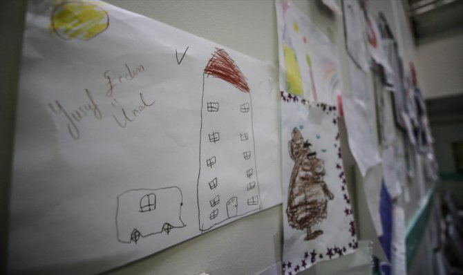 Depremzede çocukların yaptığı resim ve boyamalar hastanenin duvarında sergileniyor
