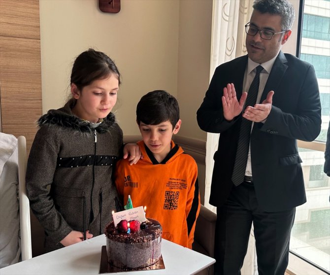 Depremzede Havva'ya Erzurum Şehir Hastanesinde doğum günü sürprizi