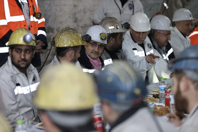 Enerji ve Tabii Kaynaklar Bakanı Dönmez, Zonguldak'ta madencilerle iftar yaptı: