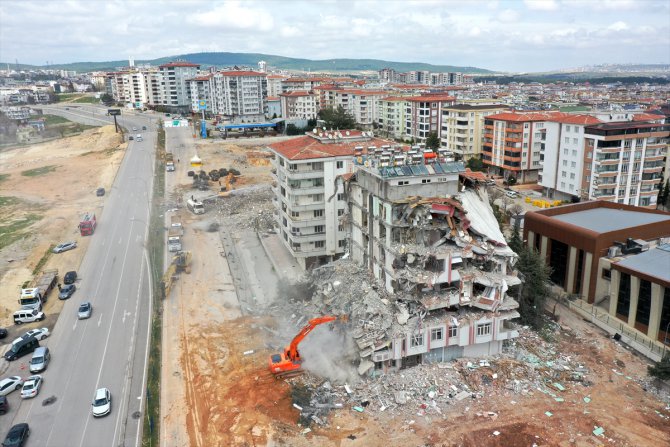 Gaziantep'te riskli binaların kontrollü yıkımı sürüyor