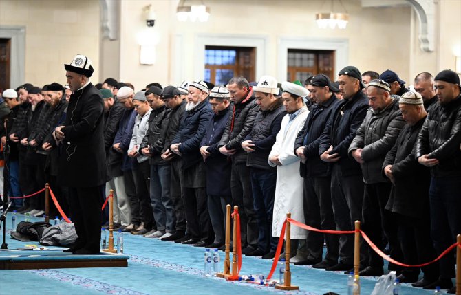 Kırgızistan Cumhurbaşkanı Caparov, İmam Serahsi Camisi'nde iftar verdi