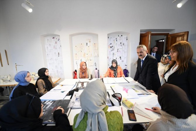 Milli Eğitim Bakanı Özer MEB'in İstanbul'daki ilk moda akademisini ziyaret etti