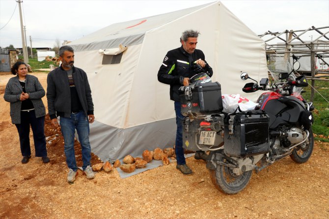 Motosikletiyle Adıyaman'da depremzedelerin yardımına koşuyor