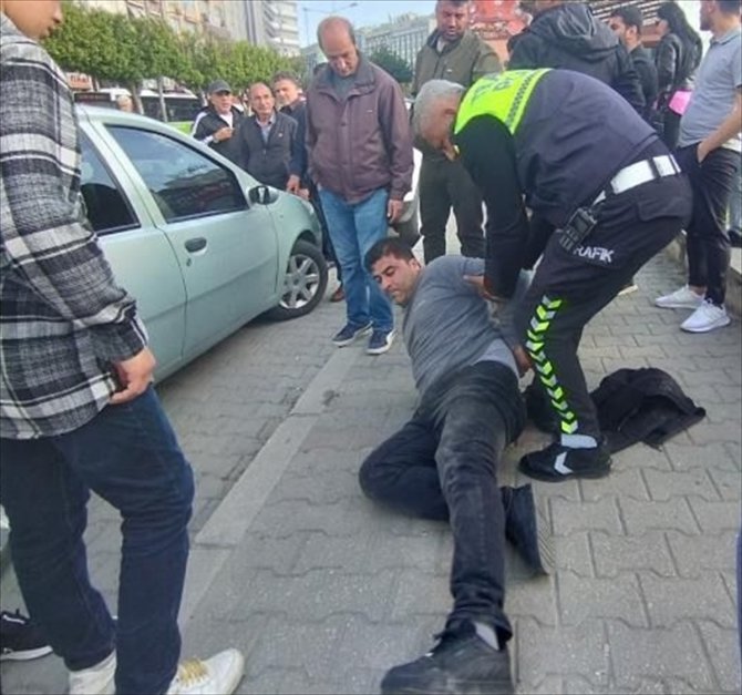 Adana'da polisi görünce minibüsten inip kaçan yolcunun elindeki poşetten eroin çıktı