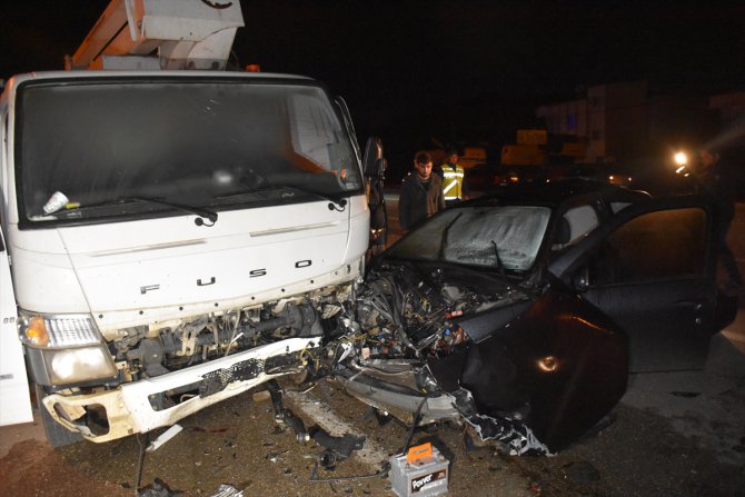Adana'da vinç ile otomobilin çarpışması sonucu 2 kişi öldü